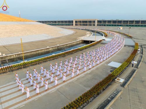 ภาพ No.101431:พิธีเวียนประทักษิณ, พิธีวันทาเจดีย์, พิธีขอขมาและมอบผ้าไตร ในโครงการอุปสมบทหมู่ รุ่นบูชาธรรมมหาปูชนียาจารย์ ณ วัดพระธรรมกาย ในวันที่ 9 ธันวาคม พ.ศ. 2566