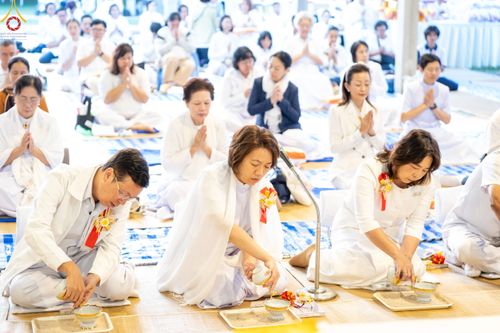 ภาพ No.188920:พิธีถวายภัตตาหารเป็นสังฆทาน แด่พระธรรมยาตรา ในโครงการธรรมยาตรา กตัญญูบูชา มหาปูชนียาจารย์ พระมงคลเทพมุนี(สด จนฺทสโร) พระผู้ปราบมาร ปีที่ 13 ณ อนุสรณ์สถานมหาวิหารพระมงคลเทพมุนี (โลตัสแลนด์) อ.สองพี่น้อง จ.สุพรรณบุรี วันที่ 4 มกราคม พ.ศ.2568