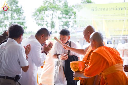 ภาพ No.152616:พิธีเททองหล่อพระพุทธรูปประจำสัตตมหาสถาน ธรรมอุทยานอุโบสถวัดสายสุวพรรณ - กิจกรรมปลูกต้นไม้เฉลิมพระเกียรติ พระบาทสมเด็จพระเจ้าอยู่หัว วันที่ 26 กรกฎาคม พ.ศ. 2567