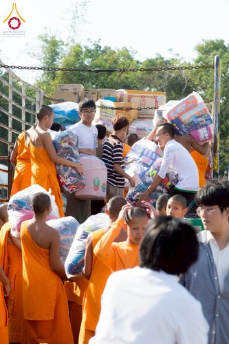 ภาพ No.273685:วันที่ 27 พฤศจิกายน พ.ศ. 2568 คณะศิษยานุศิษย์วัดพระธรรมกาย มูลนิธิธรรมกาย มอบอาหารและสิ่งของความช่วยเหลือให้พี่น้องชาวใต้ ผู้ประสบอุทกภัยน้ำท่วม