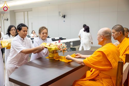 ภาพ No.324884:วันพฤหัสบดีที่ 23 เมษายน พ.ศ.2569  หลวงพ่อทัตตชีโว รองเจ้าอาวาสวัดพระธรรมกาย ถวายการต้อนรับและปฏิสันถารคณะชาวอินโดนีเซีย