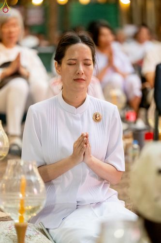 ภาพ No.290124:วันที่ 6 มกราคม พ.ศ. 2569 พิธีจุดประทีปถวายเป็นพุทธบูชา และบูชาธรรมมหาปูชนียาจารย์ (ภาพชุดที่ 2) ณ อนุสรณ์สถานมหาวิหารพระมงคลเทพมุนี (โลตัสแลนด์) อ.สองพี่น้อง จ.สุพรรณบุรี ในโครงการธรรมยาตรา กตัญญูบูชา มหาปูชนียาจารย์ พระมงคลเทพมุนี(สด จนฺทสโร) พระผู้ปรา