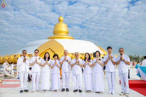 ภาพ No.302757:วันที่ 24 มกราคม พ.ศ. 2569 พิธีตักบาตรพระธรรมยาตรา(ภาพชุดที่ 2) ณ อนุสรณ์สถานลำดับที่ 5 สถานที่เผยแผ่วิชชาธรรมกายครั้งแรก อนุสรณ์สถานบางปลา วัดบางปลา อำเภอบางเลน จังหวัดนครปฐม ในโครงการธรรมยาตรา กตัญญูบูชา มหาปูชนียาจารย์ พระมงคลเทพมุนี(สด จนฺทสโร) พระผู