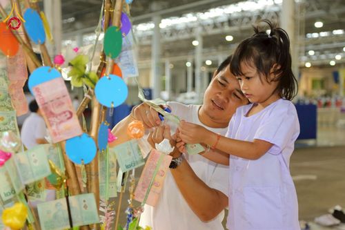 ภาพ No.215240:วันอาทิตย์ต้นเดือนที่ 6 เมษายน พ.ศ. 2568 พิธีตักบาตรข้าวสารอาหารแห้ง ณ บ้านแก้วเรือนทองคุณยาย สภาธรรมกายสากล วัดพระธรรมกาย