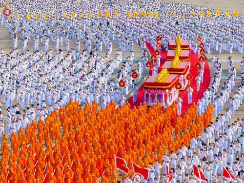 ภาพ No.79110:พิธีอัญเชิญองค์พระบรมพุทธเจ้า 24 องค์ เวียนประทักษิณรอบพระมหาธรรมกายเจดีย์ ณ วัดพระธรรมกาย  วันที่ 2 เมษายน พ.ศ. 2566