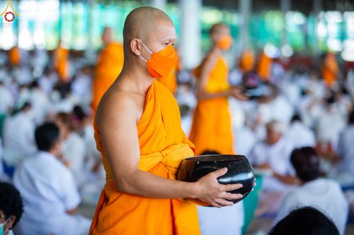 ภาพ No.82962:พิธีตักบาตร ณ บ้านแก้วเรือนทองคุณยายอาจารย์ฯ พิธีบูชาข้าวพระ ณ สภาธรรมกายสากล วัดพระธรรมกาย ในวันอาทิตย์ต้นเดือนที่ 2 ก.ค. พ.ศ.2566