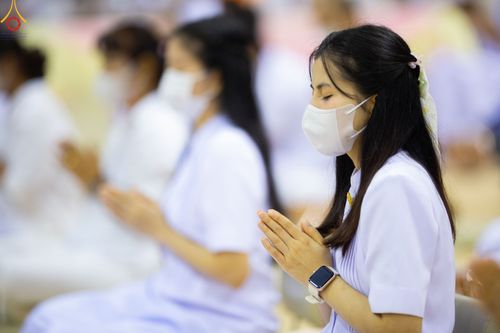 ภาพ No.84472:พิธีถวายผ้าอาบน้ำฝนและประทีปโคมไฟ ในวันอาสาฬหบูชา ณ ห้องแก้วสารพัดนึก 1 วัดพระธรรมกาย วันอังคารที่ 1 สิงหาคม พ.ศ. 2566