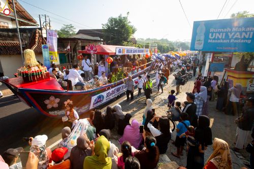 ภาพ No.81975:พิธีจุดวิสาขประทีป 22,000 ดวงและโคมลอย 3,000 ดวง ( Festival  lampion Vesak Indonesia) ณ มหาเจดียบรมพุทโธ อินโดนีเซีย  วันอาทิตย์ที่ 4 มิ.ย. พ.ศ.2566