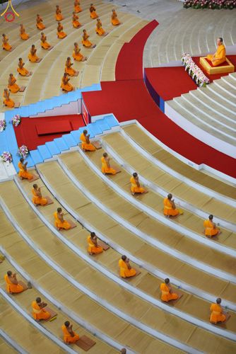 ภาพ No.85212:พิธีมุทิตาสักการะพระภิกษุ ผู้สอบได้เปรียญธรรม ๙ ประโยคระดับโลก, พิธีมอบโล่เกียรติยศและทุนการศึกษา สำนักเรียนบาลีดีเด่นทั่วประเทศ ในวันสมาธิโลก อาทิตย์ที่ 6 สิงหาคม พ.ศ. 2566 ณ สภาธรรมกายสากล วัดพระธรรมกาย