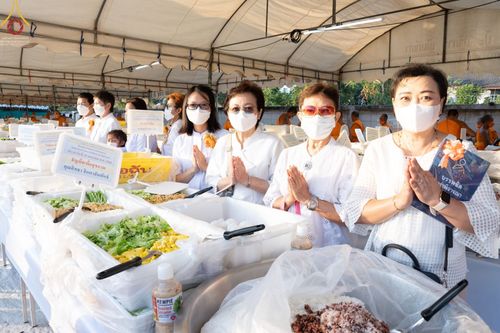 ภาพ No.72524:พิธีถวายภัตตาหารเป็นสังฆทาน แด่คณะพระธรรมยาตราฯ ในโครงการธรรมยาตรากตัญญูบูชา มหาปูชนียาจารย์ พระมงคลเทพมุนี(สด จนฺทสโร) พระผู้ปราบมาร อนุสรณ์สถาน 7 แห่ง ปีที่ 11 วันที่ 19 มกราคม พ.ศ. 2566