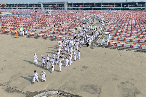 ภาพ No.323932:วันที่ 22 เมษายน พ.ศ.2569 (วันคุ้มครองโลก) พิธีถวายมหาสังฆทาน 40,000 กว่าวัดทั่วประเทศ ณ ลานธรรม พระมหาธรรมกายเจดีย์ วัดพระธรรมกาย