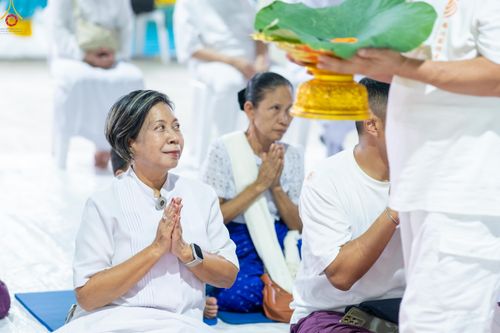 ภาพ No.338250:วันอาทิตย์ที่ 5 กรกฎาคม พศ.2569 พิธีตัดปอยผมธรรมทายาทนานาชาติ IDOP รุ่นที่ 21 จากประเทศจีน มาเลเซีย สิงคโปร์ และไต้หวัน ณ โถงช้าง วัดพระธรรมกาย