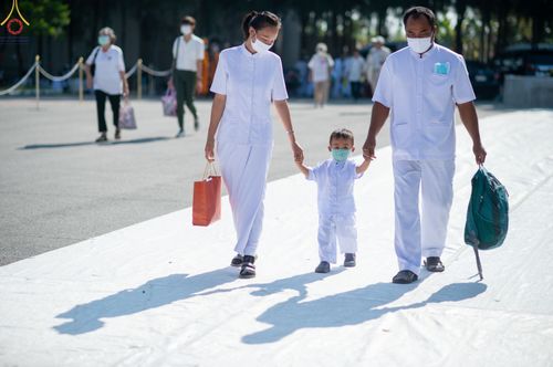 ภาพ No.69423:พิธีจุดประทีปถวายเป็นพุทธบูชา และบูชาธรรมมหาปูชนียาจารย์ ในโครงการธรรมยาตรากตัญญูบูชา มหาปูชนียาจารย์ พระมงคลเทพมุนี(สด จนฺทสโร) พระผู้ปราบมาร ปีที่ 11 ณ อนุสรณ์สถานมหาวิหารพระมงคลเทพมุนี อ.สองพี่น้อง จ.สุพรรณบุรี