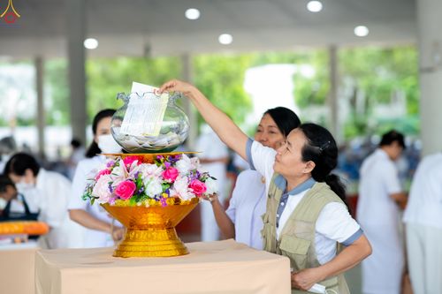ภาพ No.343053:วันที่ 13 สิงหาคม พ.ศ.2569 พิธีบุพเปตพลี ครั้งที่ 186 ร่วมอุทิศส่วนกุศล แด่หมู่ญาติผู้ล่วงลับไปแล้ว และเป็นปัจจัยสนับสนุน การเผยแผ่พระพุทธศาสนา ณ หอฉันคุณยายอาจารย์ วัดพระธรรมกาย