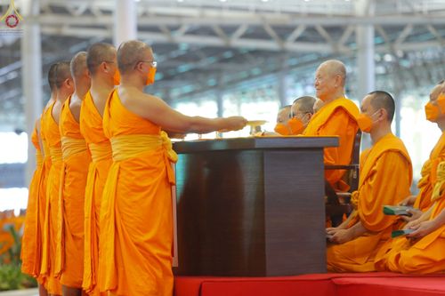 ภาพ No.65390:พิธีรับมอบต้นสมบัติจักรพรรดิ เพื่องานเผยแผ่พระพุทธศาสนาวิชชาธรรมกายไปทั่วโลก แด่ศูนย์ส่งเสริมศีลธรรมทั่วโลก 221 แห่ง ในวันอาทิตย์ต้นเดือนที่ 4 ธันวาคม พ.ศ. 2565 ณ วัดพระธรรมกาย จ.ปทุมธานี