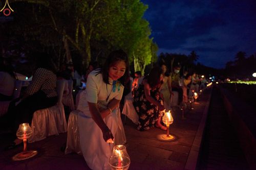 ภาพ No.68224:พิธีจุดประทีปถวายเป็นพุทธบูชา ณ พระมหาเจดีย์บรมพุทโธ ประเทศอินโดนีเซีย วันที่ 17 ธันวาคม พ.ศ. 2565