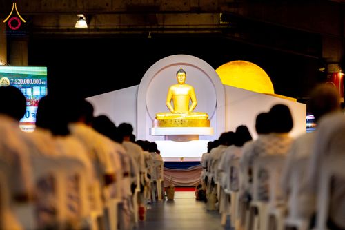 ภาพ No.286721:วันอาสาฬหบูชา วันพฤหัสบดีที่ 10 กรกฏาคม พ.ศ.2568  พิธีเวียนประทักษิณรอบพระมหาธรรมกายเจดีย์ , พิธีฉลองชัยสวดมนต์บทธัมมจักกัปปวัตตนสูตร ครบ 7,520,000,000 จบ ณ มหารัตนวิหารคด วัดพระธรรมกาย