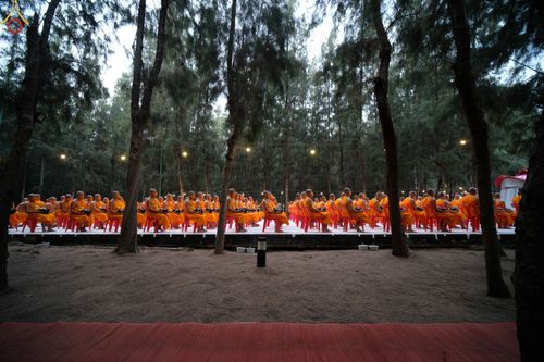 ภาพ No.69655:พิธีตักบาตรพระธรรมยาตราฯ ในโครงการธรรมยาตรากตัญญูบูชา มหาปูชนียาจารย์ พระมงคลเทพมุนี(สด จนฺทสโร) พระผู้ปราบมาร ปีที่ 11 ณ อนุสรณ์สถานลำดับที่ 1 สถานที่เกิดด้วยรูปกายเนื้อ อนุสรณ์สถานมหาวิหารพระมงคลเทพมุนี อ.สองพี่น้อง จ.สุพรรณบุรี