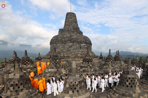 ภาพ No.330043:วันที่ 27-29 พฤษภาคม พ.ศ.2569 MBMI Tangerang (Majelis Agama Buddha Mahanikaya) ได้มีการเตรียมงานเพื่อจัดงานวิสาขบูชานานาชาติ  ชึ่งในงานจะมีการจุดประทีปโคมลาน โคมลอย กว่า 20,000 ดวง  เพื่อน้อมถวายเป็นพุทธบูชา และเพื่อเป็นการกระชับสัมพันธมิตรภาพ