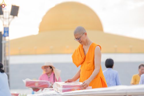 ภาพ No.322547:วันที่ 17 เมษายน พ.ศ.2569 การเรียงกล่องไทยธรรม เรียงน้ำดื่ม เรียงร่ม ณ ลานธรรมพระมหาธรรมกายเจดีย์ เพื่องานถวายมหาสังฆทาน 40,000 กว่าวัดทั่วประเทศ วันคุ้มครองโลก 22 เมษายน พ.ศ.2569 วัดพระธรรมกาย