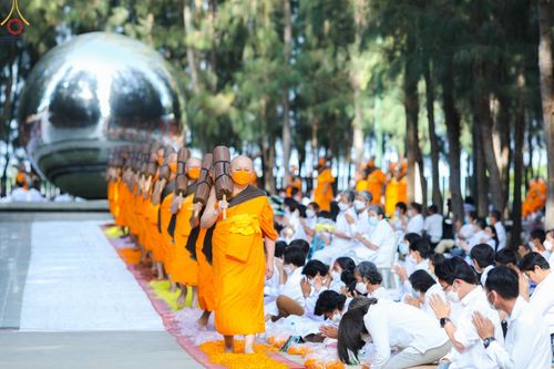 ภาพ No.70650:พิธีต้อนรับพระธรรมยาตรา ในโครงการธรรมยาตรากตัญญูบูชา มหาปูชนียาจารย์ พระมงคลเทพมุนี(สด จนฺทสโร) พระผู้ปราบมาร อนุสรณ์สถาน 7 แห่ง ปีที่ 11 วันที่ 14 มกราคม พ.ศ. 2566 ณ อนุสรณ์สถานลำดับที่ 3 สถานที่เกิดในเพศสมณะ วัดสองพี่น้อง อ.สองพี่น้อง จ.สุพรรณบุรี