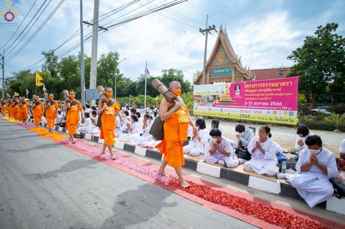 ภาพ No.68960:พิธีต้อนรับพระธรรมยาตรา ในโครงการธรรมยาตรากตัญญูบูชา มหาปูชนียาจารย์ พระมงคลเทพมุนี(สด จนฺทสโร) พระผู้ปราบมาร อนุสรณ์สถาน 7 แห่ง ปีที่ 11 วันที่ 3 มกราคม พ.ศ. 2566 ณ อนุสรณ์สถานมหาวิหารพระมงคลเทพมุนี จ.สุพรรณบุรี