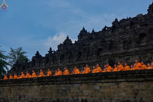 ภาพ No.68584:พระภิกษุสามเณรธรรมทายาท ปฎิบัติธรรม ณ มหาเจดีย์บรมพุทโธ ประเทศอินโดนีเซีย วันที่ 26 ธันวาคม พ.ศ. 2565