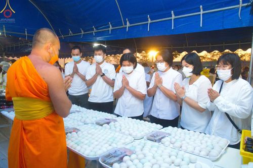 ภาพ No.74923:พิธีถวายภัตตาหารเป็นสังฆทาน แด่คณะพระธรรมยาตราฯ ในโครงการธรรมยาตรากตัญญูบูชา มหาปูชนียาจารย์ พระมงคลเทพมุนี(สด จนฺทสโร) พระผู้ปราบมาร อนุสรณ์สถาน 7 แห่ง ปีที่ 11 วันที่ 29 มกราคม พ.ศ. 2566