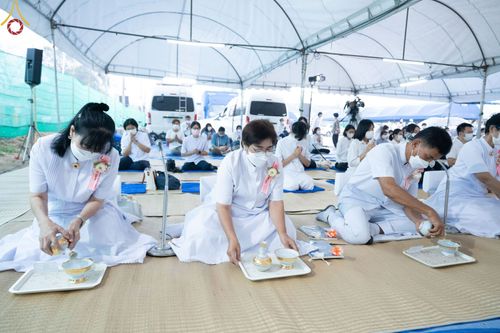 ภาพ No.70970:พิธีถวายภัตตาหารเป็นสังฆทาน แด่คณะพระธรรมยาตราฯ ในโครงการธรรมยาตราฯ ปีที่ 11 ณ อนุสรณ์สถานคลองบางนางแท่น อ.สามพราน จ.นครปฐม วันที่ 13 มกราคม พ.ศ. 2566