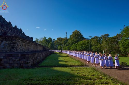 ภาพ No.68177:พิธีเวียนประทักษิณ และวันทาพระมหาเจดีย์บรมพุทโธ ของนาคธรรมทายาท ประเทศอินโดนีเซีย วันที่ 17 ธันวาคม พ.ศ. 2565