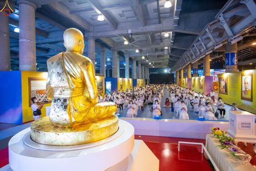 ภาพ No.68604:พิธีสวดมนต์ข้ามปี วันที่ 31 ธันวาคม พ.ศ. 2565 ณ มหารัตนวิหารคด วัดพระธรรมกาย จ.ปทุมธานี