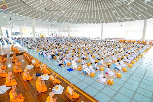 ภาพ No.75421:พิธีสวดพระพุทธมนต์และถวายภัตตาหารเป็นสังฆทาน เนื่องในวันมหาปูชนียาจารย์ วันที่ 3 กุมภาพันธ์ พ.ศ. 2565 ณ วัดพระธรรมกาย อ.คลองหลวง จ.ปทุมธานี