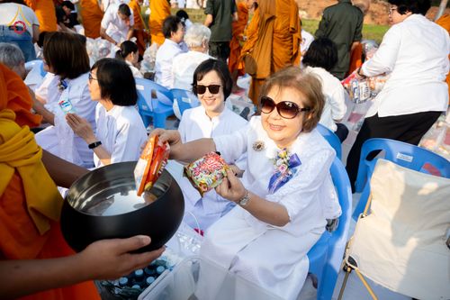 ภาพ No.318090:วันเสาร์ที่ 4 เมษายน พ.ศ. 2569 งานทำบุญเมืองใจกลางอยุธยา  ตักบาตรพระ 1,109 รูป ณ ถนนชีกุน หน้าวัดมหาธาตุ และวัดราชบูรณะ