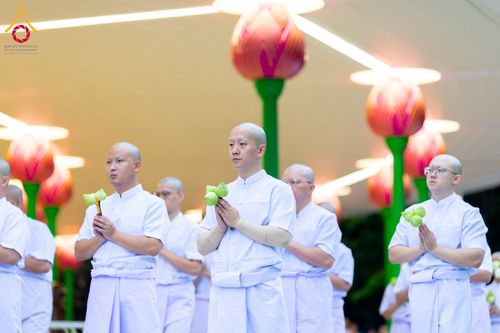 ภาพ No.286459:วันเสาร์ที่ 12 กรกฏาคม พ.ศ.2568 พิธีบรรพชาอุปสมบท  โครงการบรรพชาอุปสมบทหมู่ ธรรมทายาทนานาชาติ(ภาคภาษาจีน), โครงการบรรพชาสามเณร โรงเรียนนานาชาติ รุ่นที 14