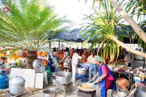 ภาพ No.321773:วันที่ 12 เมษายน พ.ศ.2569 ตักบาตรสงกรานต์ฉลองสามเณรใหม่  ณ ศูนย์ปฏิบัติธรรมระยอง(บ้านช่องลม)