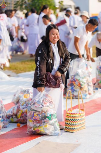 ภาพ No.297737:วันที่ 18 มกราคม พ.ศ. 2569 พิธีตักบาตรพระธรรมยาตรา ณ วัดโบสถ์บน ต.บางคูเวียง จ.นนทบุรี อนุสรณ์สถานลำดับที่ 4 สถานที่เกิดด้วยกายธรรม ในโครงการธรรมยาตรา กตัญญูบูชา มหาปูชนียาจารย์ พระมงคลเทพมุนี(สด จนฺทสโร) พระผู้ปราบมาร อนุสรณ์สถาน 7 แห่ง ปีที่ 14