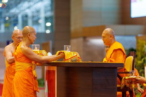 ภาพ No.311639:วันอาทิตย์ต้นเดือนที่ 1 มีนาคม พ.ศ.2569 สัมมนาพิเศษ พิธีมอบรูปหล่อโลหะหลวงปู่วัดปากน้ำ พระมงคลเทพมุนี พิธีมุทิตาสักการะในโอกาสพระครูปลัดรัตนวีรวัฒน์(รังสฤษดิ์ อิทธิจินฺตโก) เจ้าอาวาสวัดพระธรรมกาย  ดำรงตำแหน่งเป็น “ที่ปรึกษาเจ้าคณะจังหวัดปทุมธานี”  ณ ห้อง