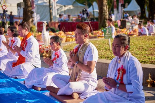ภาพ No.68349:พิธีตักบาตร ณ พระมหาเจดีย์บรมพุทโธ ประเทศอินโดนีเซีย วันที่ 18 ธันวาคม พ.ศ. 2565