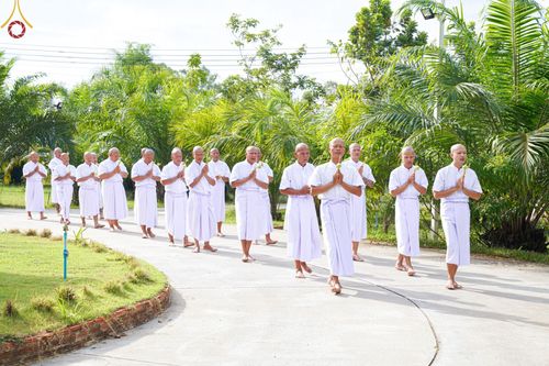 ภาพ No.65427:พิธีขอขมาผู้ปกครอง โดยนาคธรรมทายาท ในโครงการอุปสมบทบูชาธรรม มหาปูชนียาจารย์ประจำปี 2565 วันที่ 19 พฤศจิกายน พ.ศ. 2565 ณ ศูนย์ปฏิบัติธรรมลำปาง