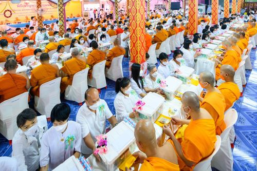 ภาพ No.73692:พิธีเจริญพระพุทธมนต์ ปฏิบัติธรรม มอบทุนการศึกษา ถวายสังฆทาน 106 วัด เพื่อถวายเป็นพุทธบูชา และขับเคลื่อนโครงการหมู่บ้านรักษาศีล 5  โดยคณะสงฆ์จังหวัดนนทบุรี คณะศิษยานุศิษย์วัดพระธรรมกาย โครงการธรรมยาตราฯ ปีที่ 11 ณ วัดตะเคียน อ.บางกรวย จ.นนทบุรี วันที่ 21 