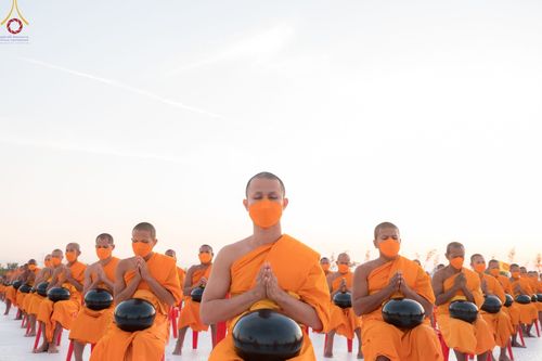 ภาพ No.74706:พิธีตักบาตรพระธรรมยาตราฯ ในโครงการธรรมยาตรากตัญญูบูชา มหาปูชนียาจารย์ พระมงคลเทพมุนี(สด จนฺทสโร) พระผู้ปราบมาร ปีที่ 11 ณ อนุสรณ์สถานลำดับที่ 5 สถานที่เผยแผ่วิชชาธรรมกายครั้งแรก อนุสรณ์สถานบางปลา วัดบางปลา อ.บางเลน จ.นครปฐม วันที่ 29 มกราคม พ.ศ. 2566