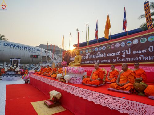 ภาพ No.321020:วันอาทิตย์ที่ ๑๒ เมษายน พ.ศ ๒๕๖๙ พิธีตักบาตรปี๋ใหม่เมืองพระภิกษุสงฆ์ ๓๓๙ รูป  อุทิศถวายพระราชกุศลสมเด็จพระนางสิริกิติ์  พระบรมราชินีนาถ พระบรมราชชนนีพันปีหลวง และฉลองเมืองแม่แตงครบรอบ ๑๑๙ ปี ณ ลานโรงแรมแอร์ไดมอนด์ อำเภอแม่แตง จังหวัดเชียงใหม่