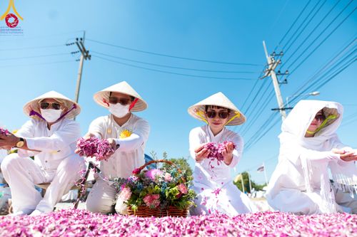 ภาพ No.106116:พิธีต้อนรับพระธรรมยาตรา ชุด 2 ในโครงการธรรมยาตรากตัญญูบูชา มหาปูชนียาจารย์  พระมงคลเทพมุนี(สด จนฺทสโร) พระผู้ปราบมาร  อนุสรณ์สถาน 7 แห่ง ปีที่ 12  วันที่ 3 มกราคม พ.ศ. 2567  ณ อนุสรณ์สถานโลตัสแลนด์ จ.สุพรรณบุรี