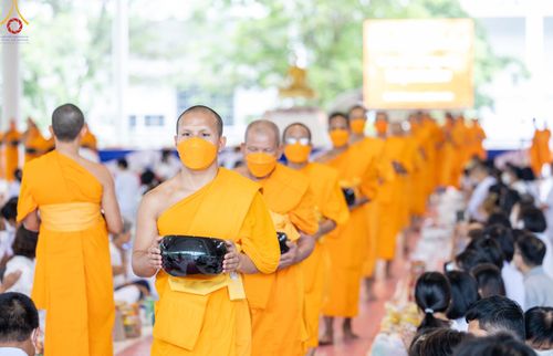 ภาพ No.80306:พิธีตักบาตรฉลองพระใหม่ ในโครงการบรรพชาอุปสมบทหมู่วันคุ้มครองโลก ณ สภาธรรมกายสากล วัดพระธรรมกาย วันอาทิตย์ที่ 16 เมษายน พ.ศ.2566