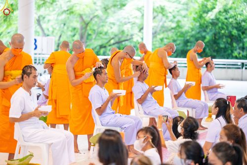 ภาพ No.83576:พิธีตัดปอยผมและปลงผม ในโครงการบรรพชาอุปสมบทหมู่ ธรรมทายาทรุ่นเข้าพรรษา ณ วัดพระธรรมกาย วันอาทิตย์ที่ 16 กรกฎาคม พ.ศ.2566