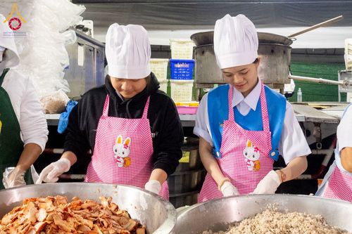 ภาพ No.291287:วันที่ 10 มกราคม พ.ศ. 2569 พิธีถวายภัตตาหารเป็นสังฆทาน แด่พระธรรมยาตรา ณ อนุสรณ์สถานคลองบางนางแท่น อ.สามพราน จ.นครปฐม ในโครงการธรรมยาตรา กตัญญูบูชา มหาปูชนียาจารย์ พระมงคลเทพมุนี(สด จนฺทสโร) พระผู้ปราบมาร อนุสรณ์สถาน 7 แห่ง ปีที่ 14