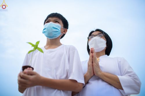 ภาพ No.90105:พิธีปลูกทรัพย์บานชื่น  เนื่องใน 139 ปี วันคล้ายวันเกิดด้วยรูปกายเนื้อ พระมงคลเทพมุนี (สด จนฺทสโร) พระผู้ปราบมาร วันอังคารที่ 10 ตุลาคม พ.ศ. 2566 ณ วัดพระธรรมกาย จ.ปทุมธานี