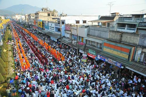 ภาพ No.15828:ประมวลภาพตักบาตรพระ 3 แผ่นดิน พระ 10,000 รูป ปีที่ 2 จ.เชียงราย