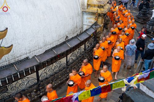 ภาพ No.317207:วันจันทร์ที่ 30 มีนาคม พ.ศ.2569 จาริกบิณฑบาตสยมภูนาทสู่พระราชวังหนุมานโดกา ประเทศเนปาล