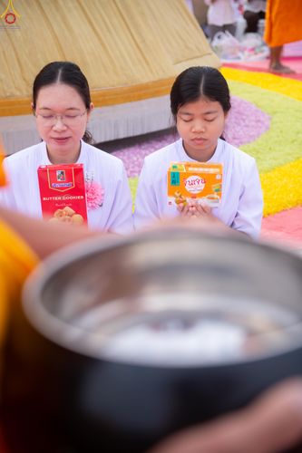 ภาพ No.302645:วันที่ 24 มกราคม พ.ศ. 2569 พิธีตักบาตรพระธรรมยาตรา(ภาพชุดที่ 2) ณ อนุสรณ์สถานลำดับที่ 5 สถานที่เผยแผ่วิชชาธรรมกายครั้งแรก อนุสรณ์สถานบางปลา วัดบางปลา อำเภอบางเลน จังหวัดนครปฐม ในโครงการธรรมยาตรา กตัญญูบูชา มหาปูชนียาจารย์ พระมงคลเทพมุนี(สด จนฺทสโร) พระผู